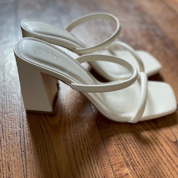 NWOT Forever 21 heels - Picture 5 of 5